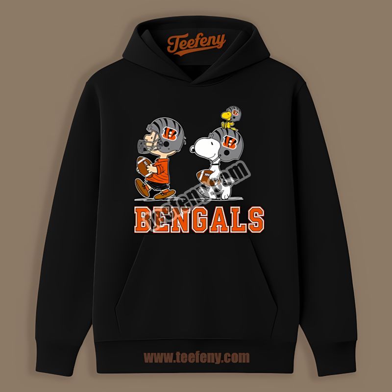 Cincinnati Bengals Charlie Brown And Snoopy Play Together Hoodie Cincinnati Bengals Charlie Brown And Snoopy Play Together Hoodie