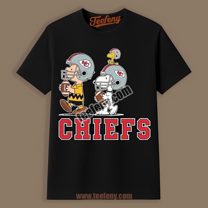 Kansas City Chiefs Charlie Brown And Snoopy Play Together Classic Shirt